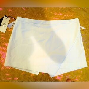 Aritzia | Babaton | Skort | Kelly | White | Size 6 | BNWT